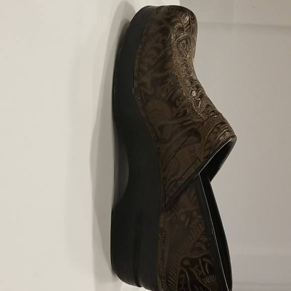 Dansko brown tooled clogs size 39 EU - Picture 2 of 6